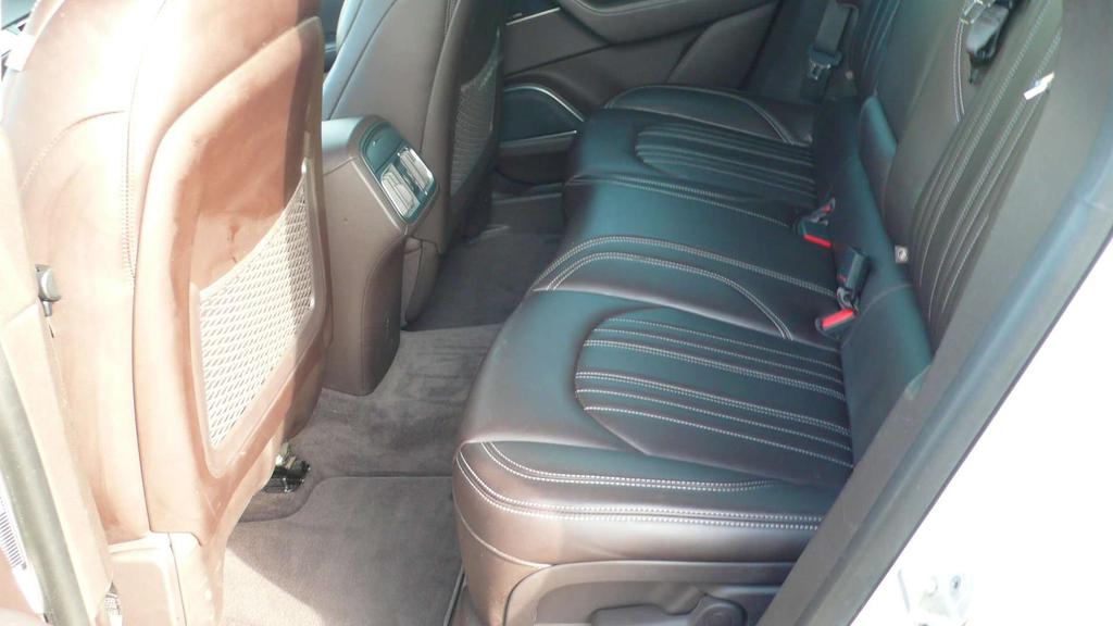 Maserati Levante AUTO- ACC- PANO DAK - 275 pk - 26.000 euro+btw Garage Frank Mesure