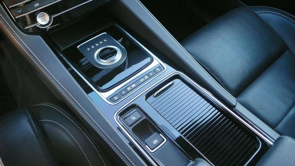 Jaguar F-Pace 2.0 D - AWD - airsport - veel opties - 21800 euro Garage Frank Mesure