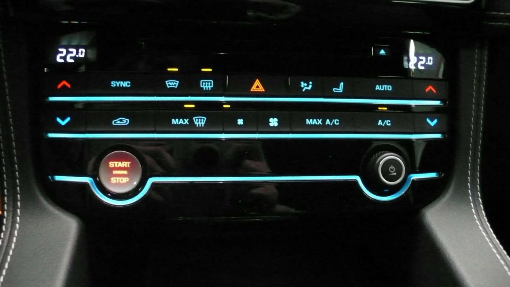 Jaguar F-Pace 2.0 D - R sport - FULL OPTIONS - 23885euro+btw Garage Frank Mesure