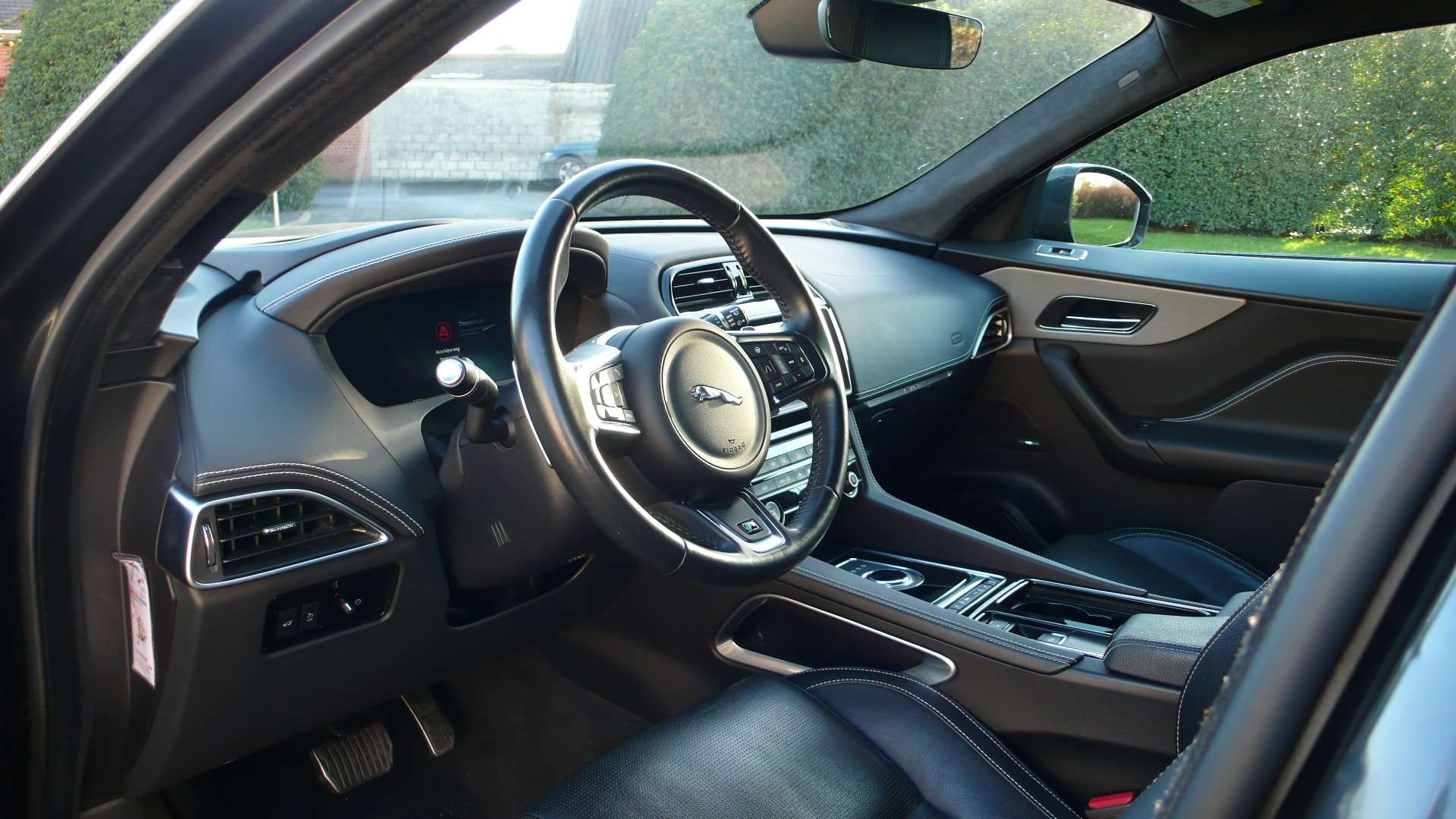 Jaguar F-Pace 2.0 D - R sport - FULL OPTIONS - 23885euro+btw Garage Frank Mesure