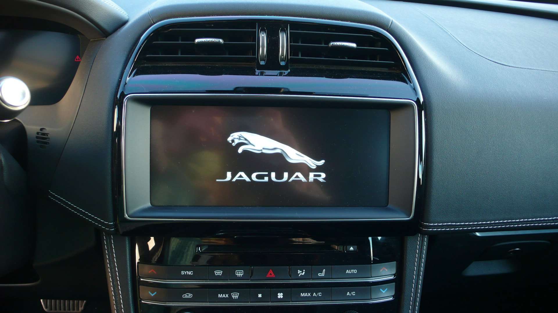 Jaguar F-Pace 2.0 D - R sport - FULL OPTIONS - 23885euro+btw Garage Frank Mesure