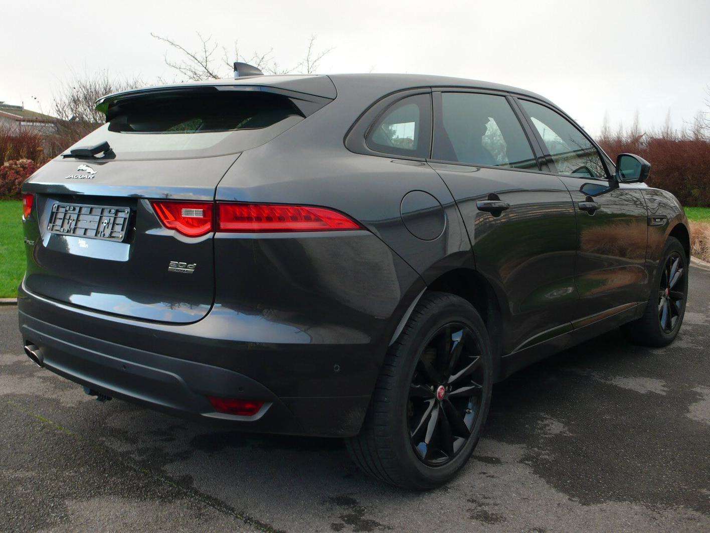 Jaguar F-Pace 2.0 D - R sport - FULL OPTIONS - 23885euro+btw Garage Frank Mesure