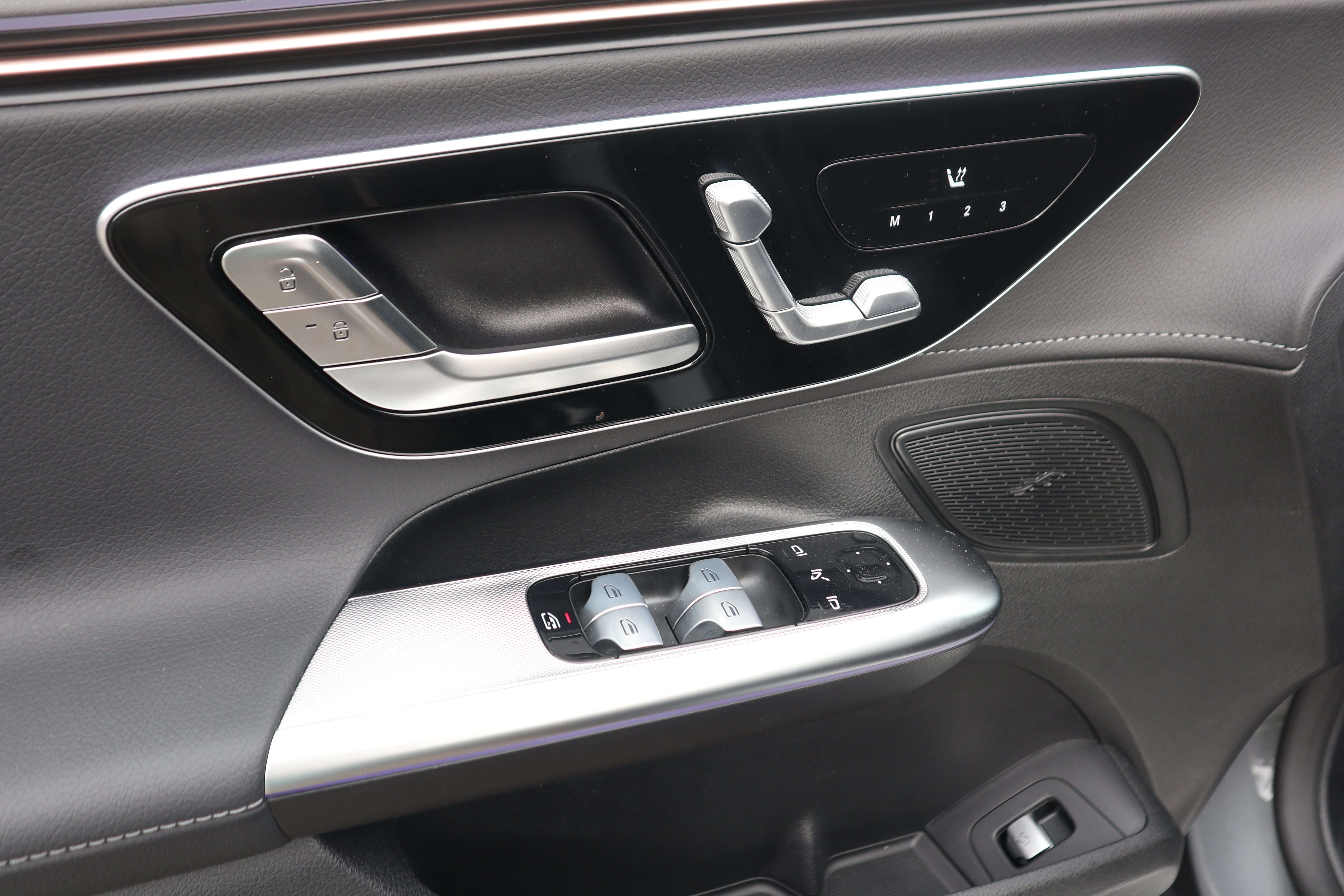 Mercedes-Benz EQE 300 AMG Line /1 eig/leder/camera/distr/night/memory/ EuroCars -Aalst bv
