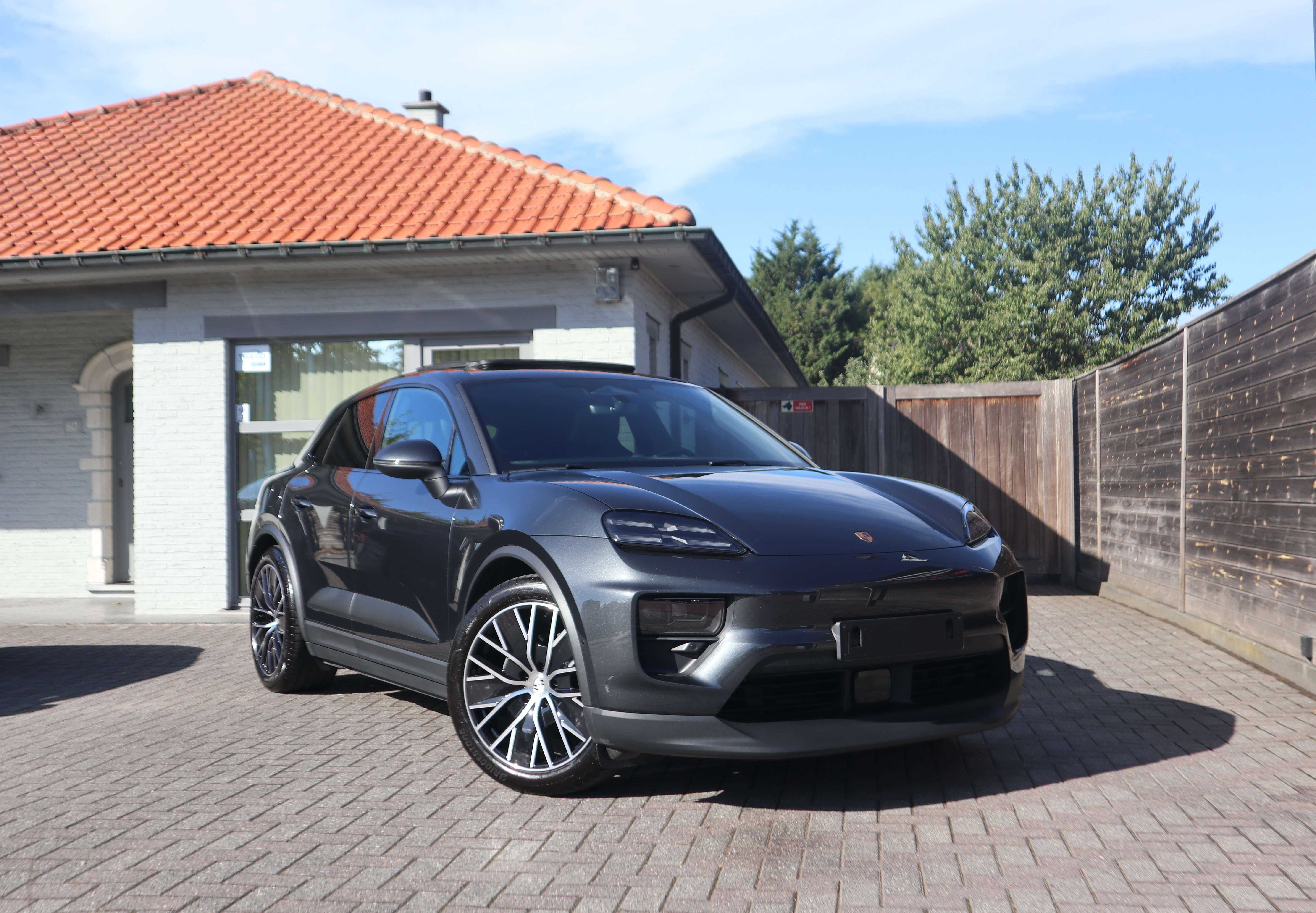 EuroCars -Aalst bv - Porsche Macan