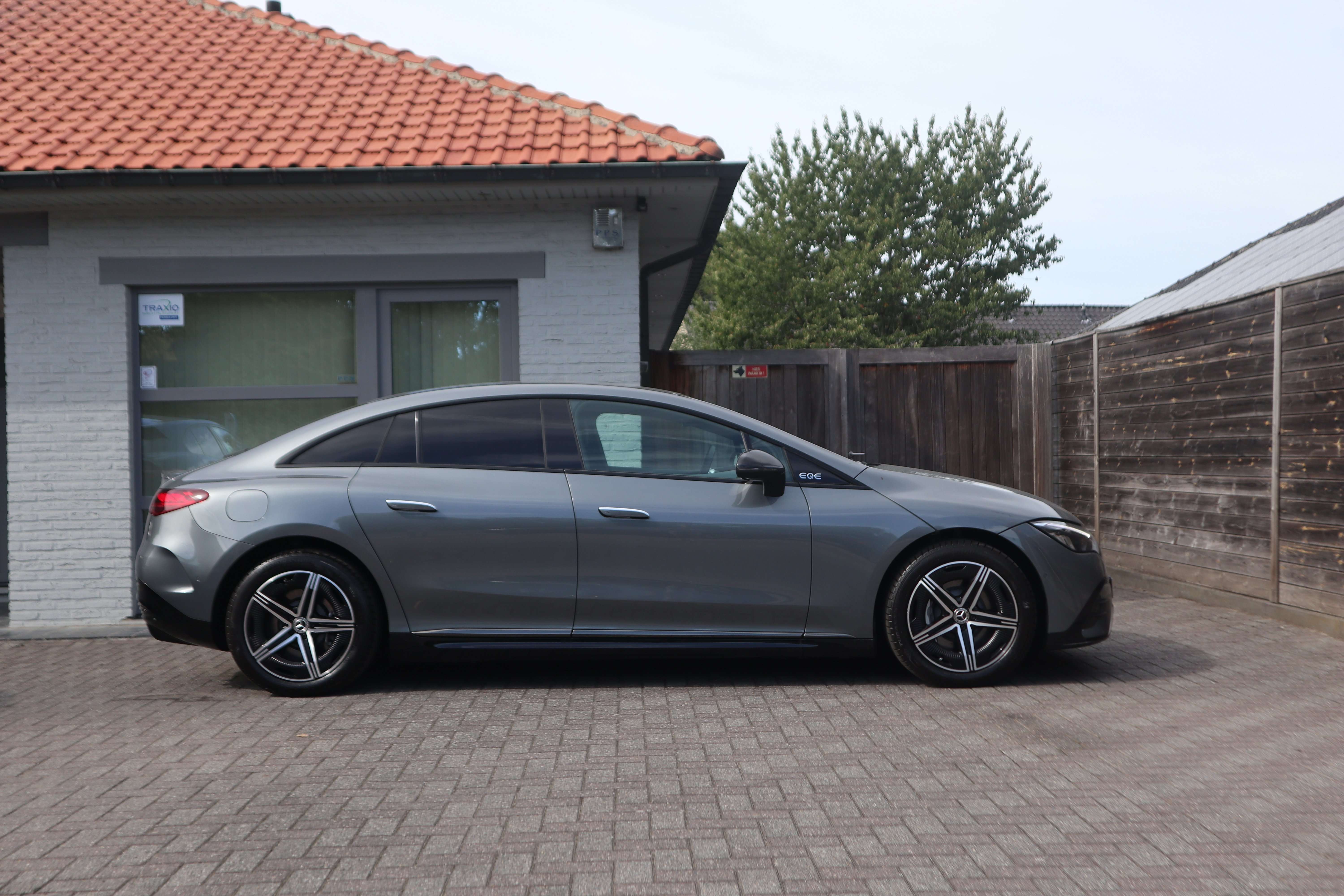 Mercedes-Benz EQE 300 AMG Line /1 eig/leder/camera/distr/night/memory/ EuroCars -Aalst bv