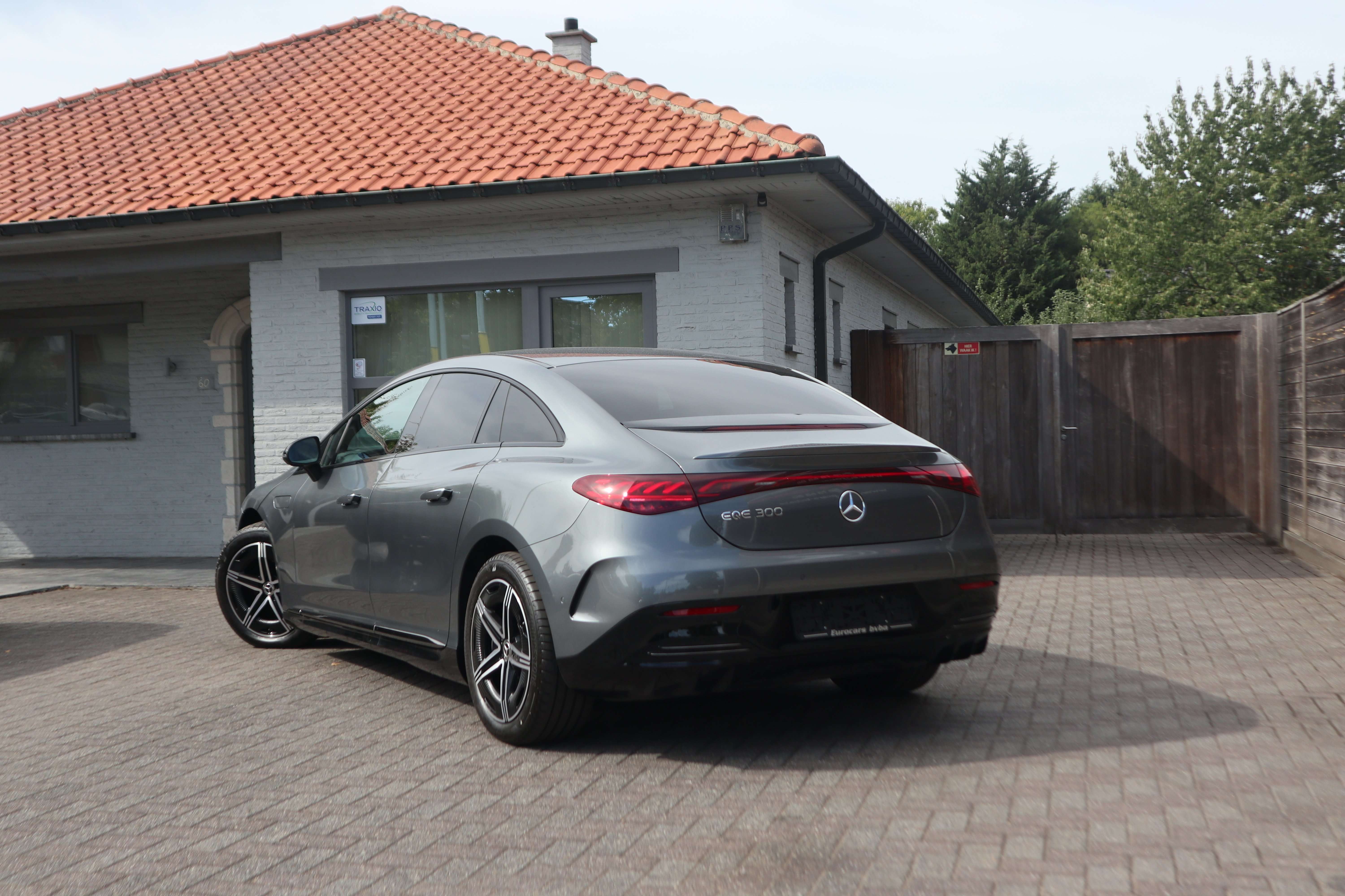 Mercedes-Benz EQE 300 AMG Line /1 eig/leder/camera/distr/night/memory/ EuroCars -Aalst bv