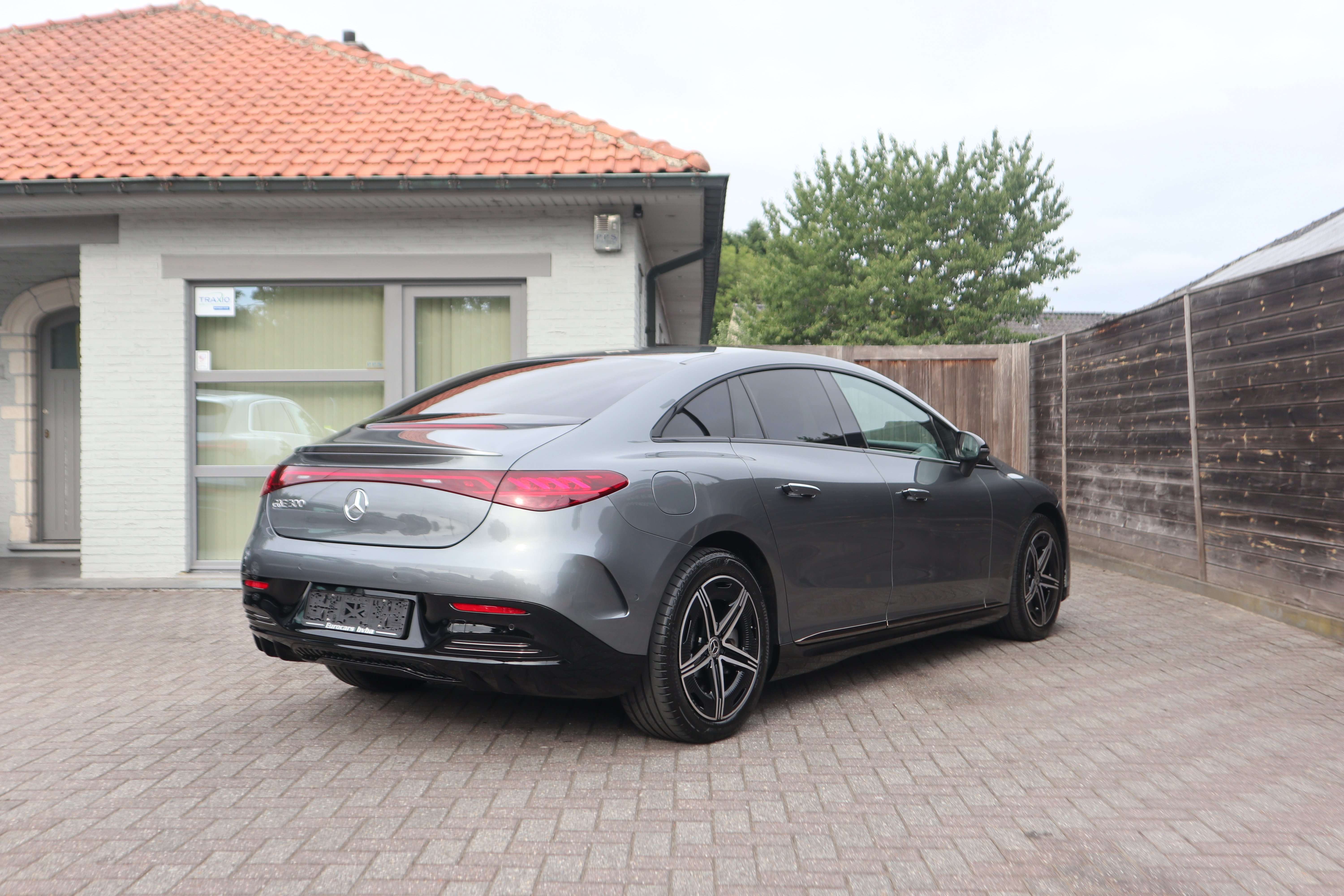 Mercedes-Benz EQE 300 AMG Line /1 eig/leder/camera/distr/night/memory/ EuroCars -Aalst bv