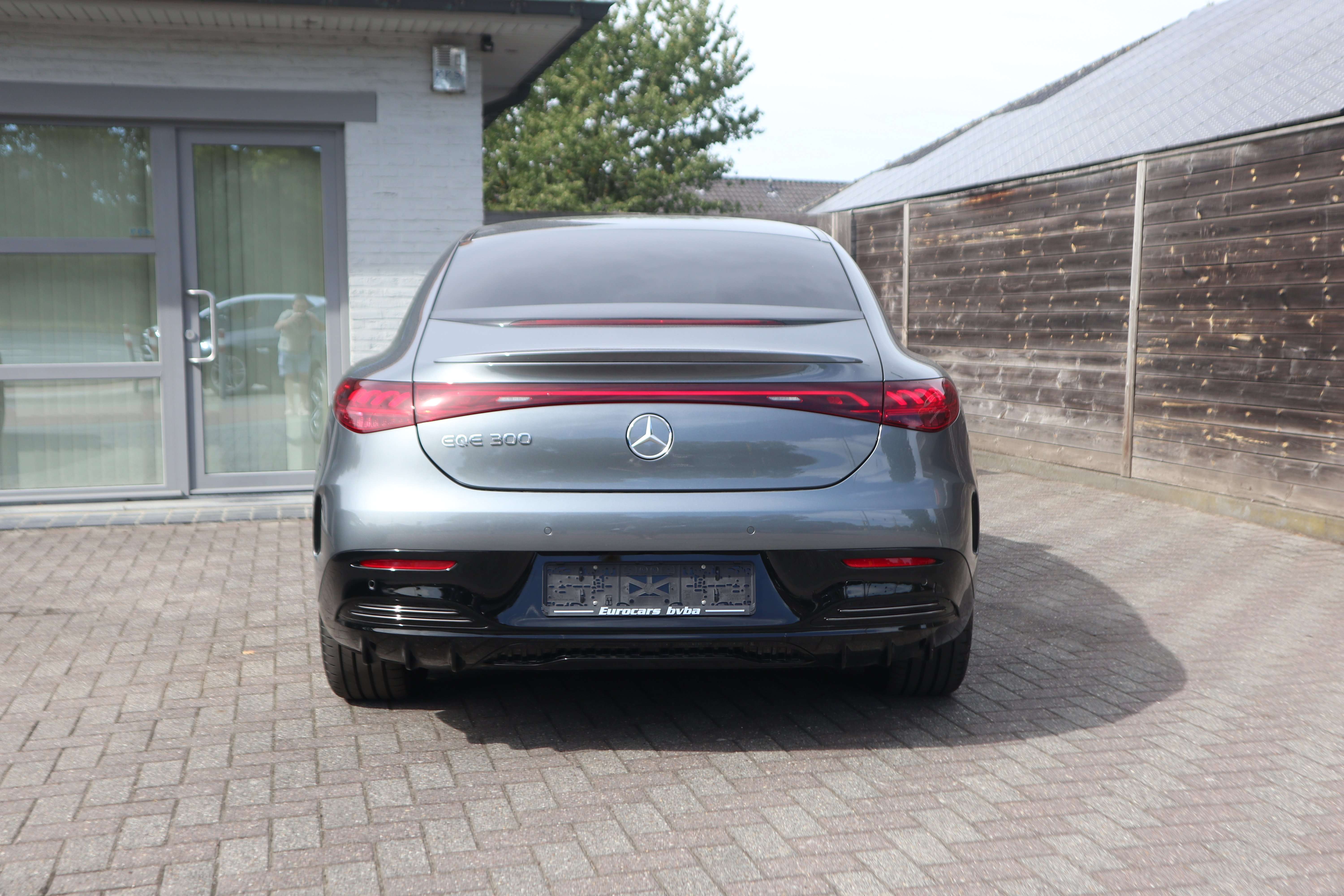 Mercedes-Benz EQE 300 AMG Line /1 eig/leder/camera/distr/night/memory/ EuroCars -Aalst bv