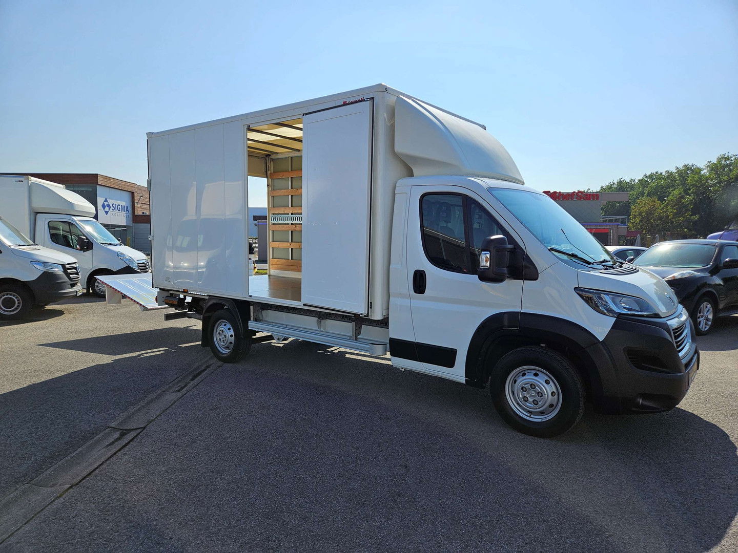 P-Benz - Peugeot BOXER 2.0 meubelbak extra lange laadbrug airco nav