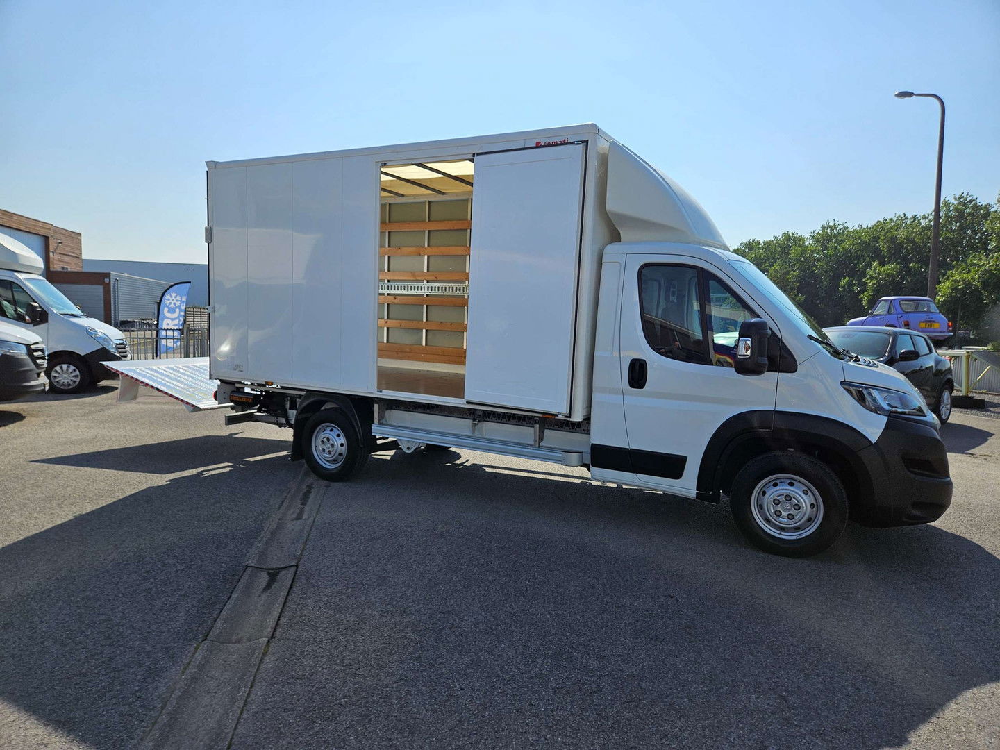 P-Benz - Peugeot BOXER 2.0 meubelbak extra lange laadbrug airco nav