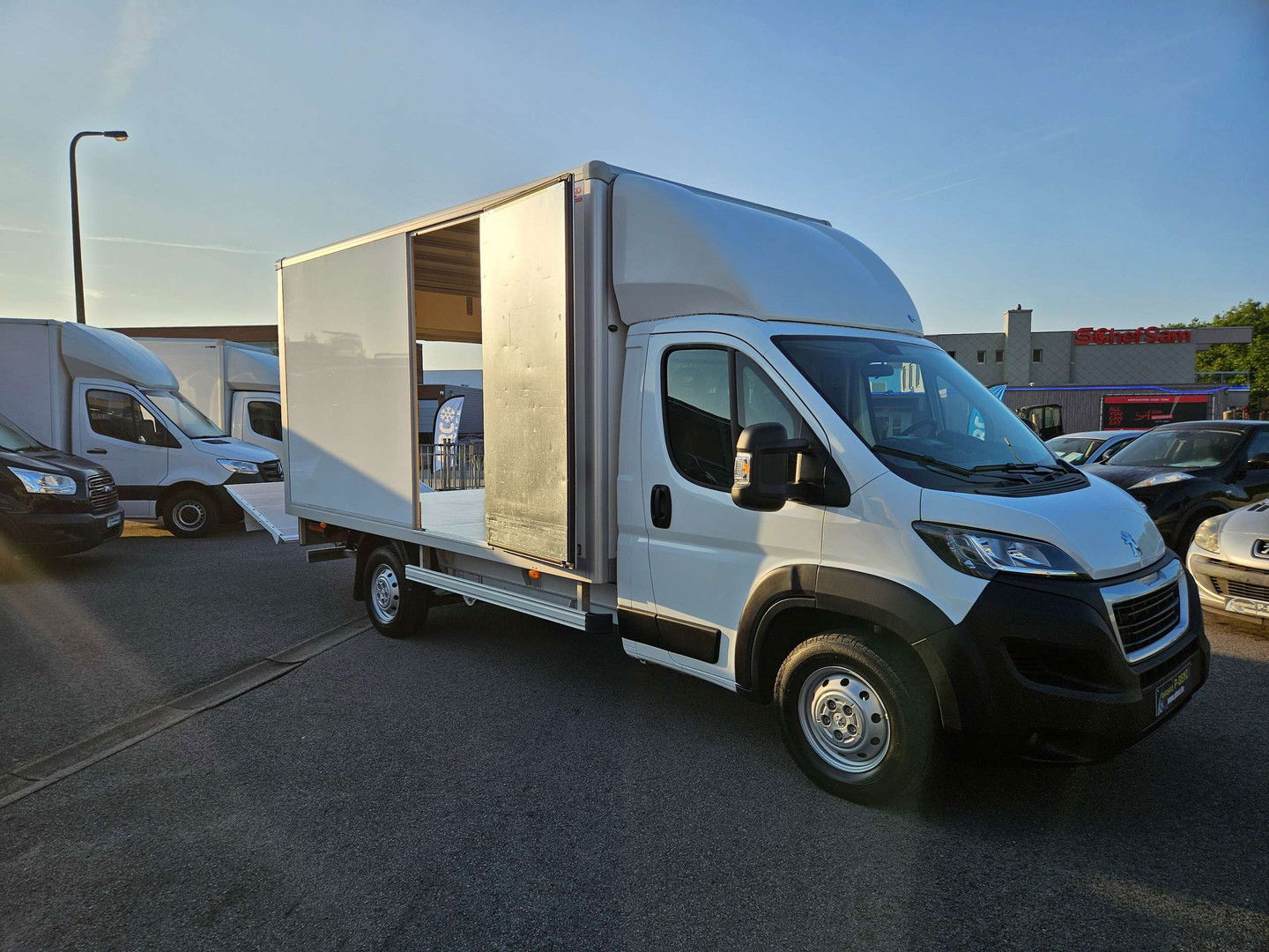 P-Benz - Peugeot BOXER 2.0 meubelbak laadbrug airco weinig km !!!