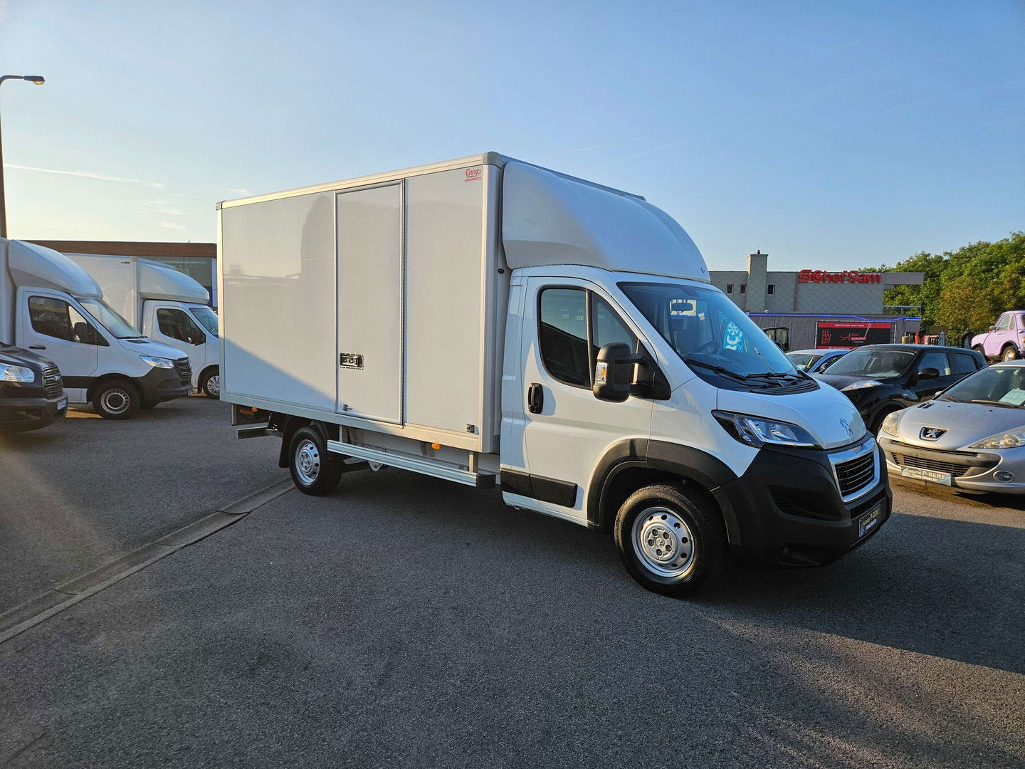 P-Benz - Peugeot BOXER 2.0 meubelbak laadbrug airco weinig km !!!