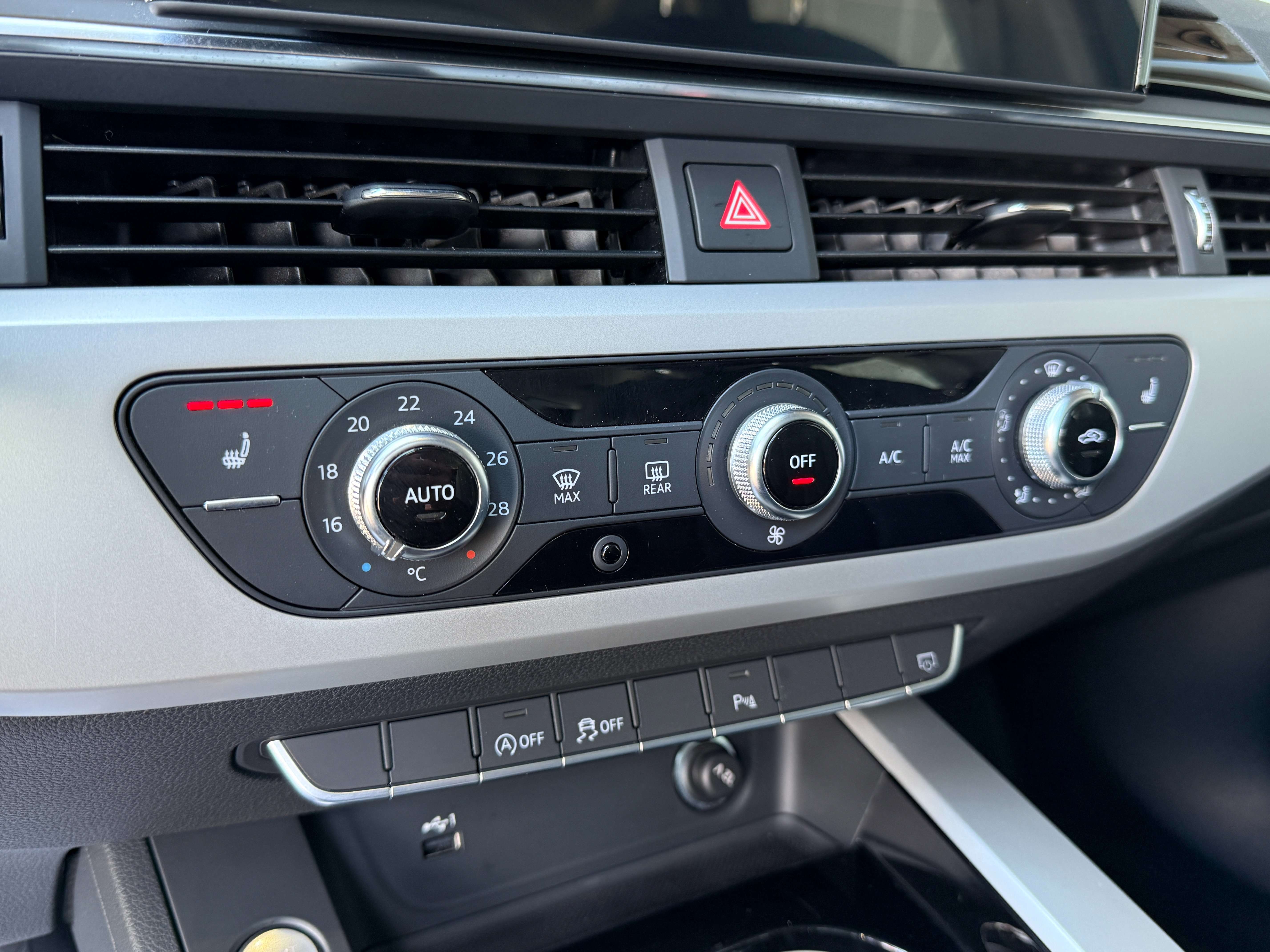 Audi A4 Avant 30 TDi *Carplay/Pano dak/Leder/Pdc/Camera* Garage Planckaert
