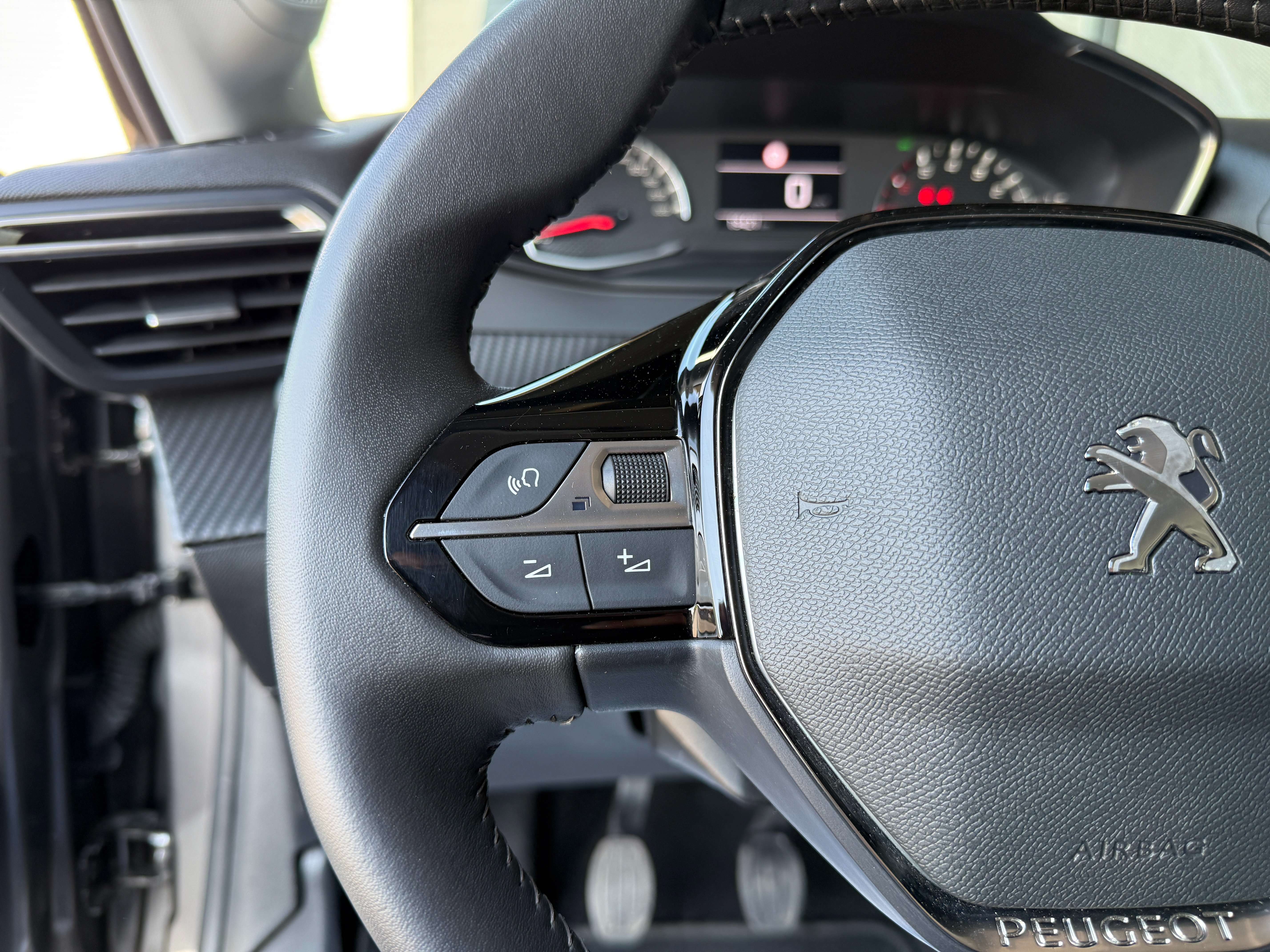 Peugeot 208 1.2i Benzine *Carplay/Pdc/Navi/Bluetooth/Alu/Airco Garage Planckaert