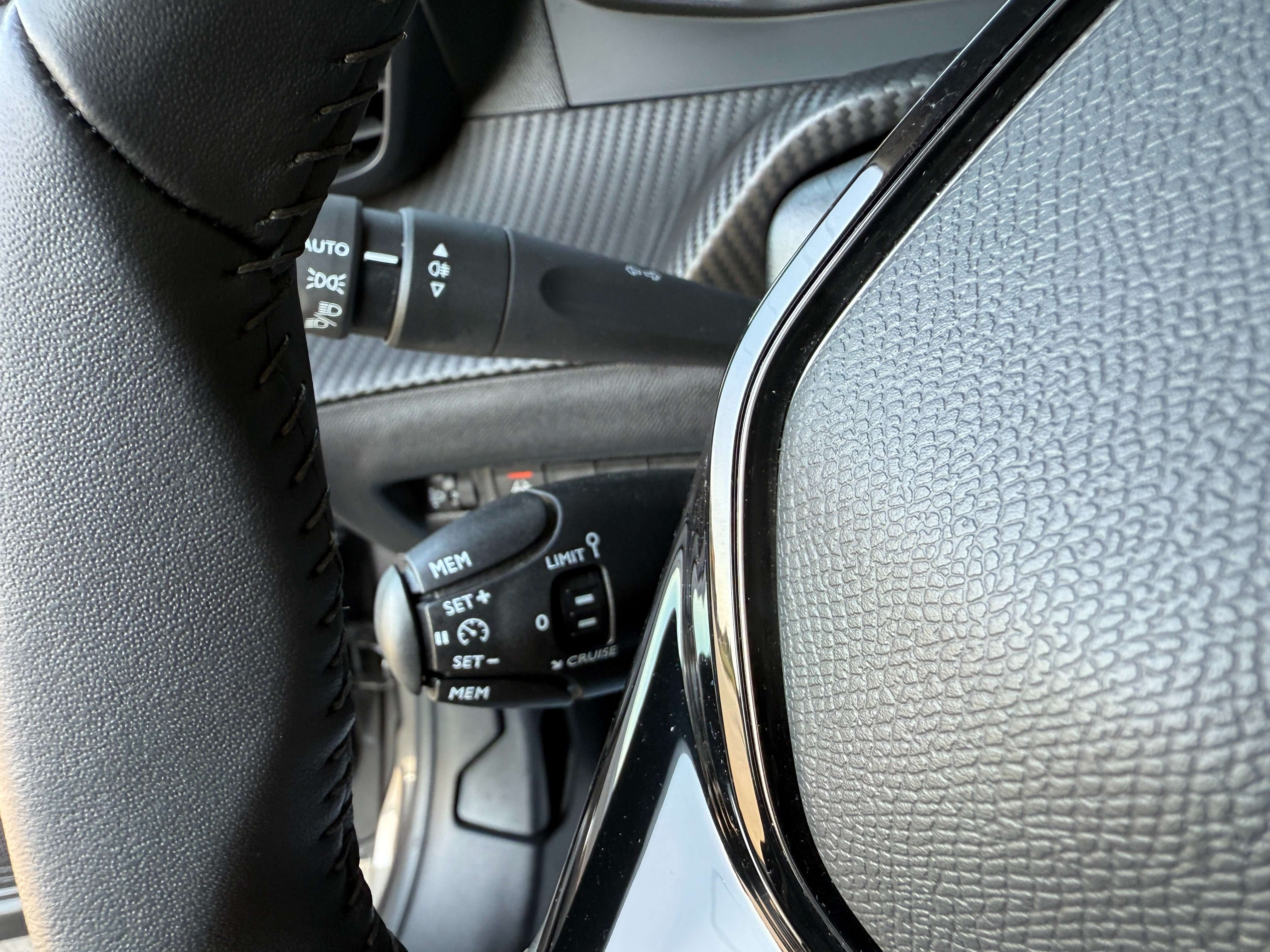 Peugeot 208 1.2i Benzine *Carplay/Pdc/Navi/Bluetooth/Alu/Airco Garage Planckaert