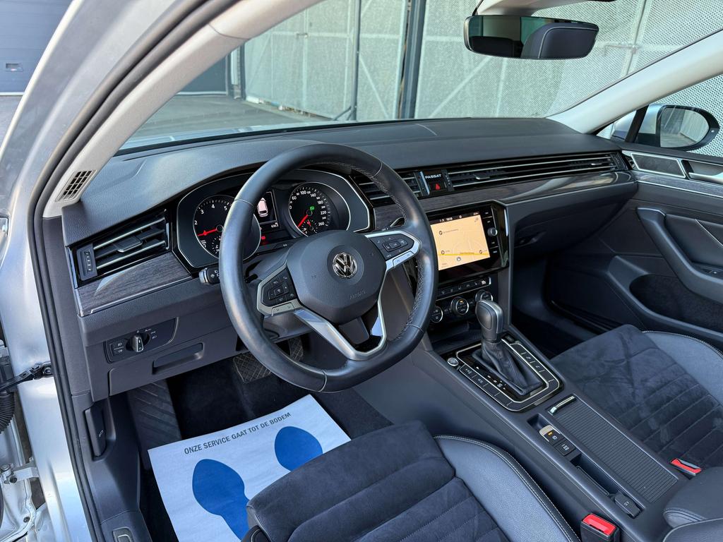 Volkswagen Passat Variant 1.5 TSI OPF DSG Elegance Pano Dak/Trekhaak/Carplay Garage Planckaert