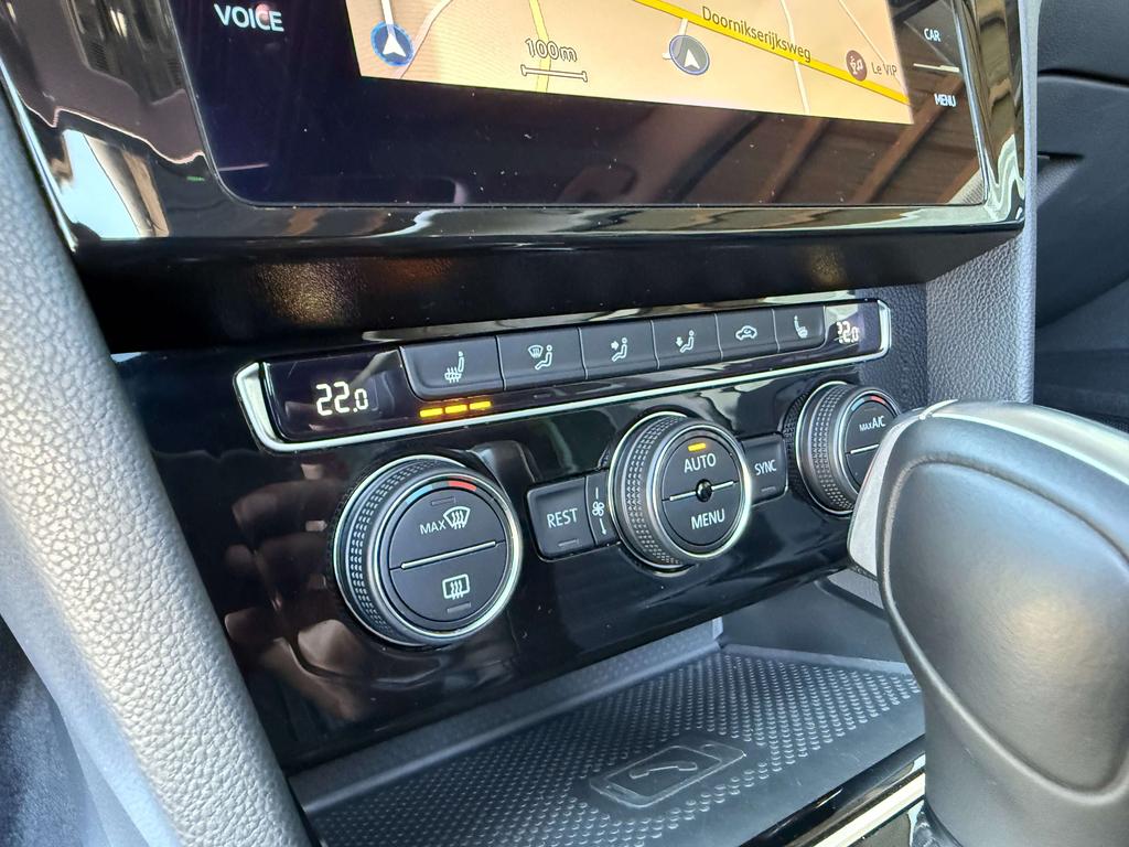 Volkswagen Passat Variant 1.5 TSI OPF DSG Elegance Pano Dak/Trekhaak/Carplay Garage Planckaert