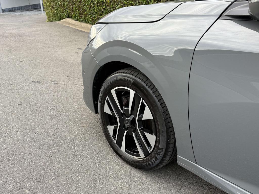 Peugeot 208 Allure 1.2i Benzine 100pk *360°camera /Carplay* Garage Planckaert