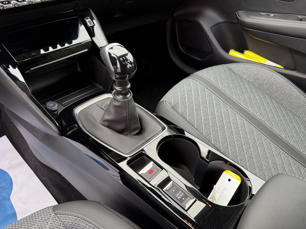 Peugeot 208 Allure 1.2i Benzine 100pk *360°camera /Carplay* Garage Planckaert