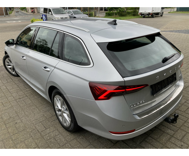 Skoda OCTAVIA COMBI 110tsi MHEV -AUTOMAAT -GPS -Half LEDER-Camera -Trekhaak Garage Vandeginste