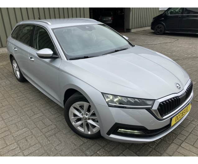 Skoda OCTAVIA COMBI 110tsi MHEV -AUTOMAAT -GPS -Half LEDER-Camera -Trekhaak Garage Vandeginste