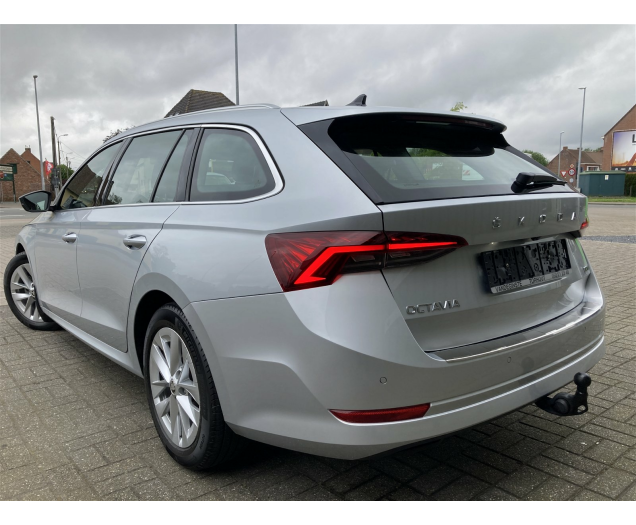 Skoda OCTAVIA COMBI 110tsi MHEV -AUTOMAAT -GPS -Half LEDER-Camera -Trekhaak Garage Vandeginste