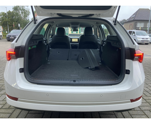 Skoda OCTAVIA COMBI COMBI 110tsi MHEV -AUTOMAAT -GPS -Half LEDER -Camera -Trekhaak Garage Vandeginste