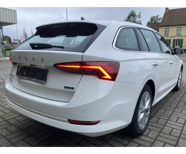 Skoda OCTAVIA COMBI COMBI 110tsi MHEV -AUTOMAAT -GPS -Half LEDER -Camera -Trekhaak Garage Vandeginste