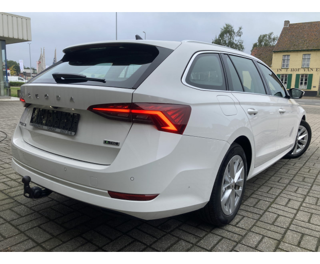 Skoda OCTAVIA COMBI COMBI 110tsi MHEV -AUTOMAAT -GPS -Half LEDER -Camera -Trekhaak Garage Vandeginste