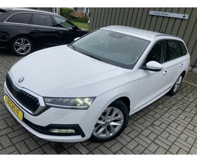 Skoda OCTAVIA COMBI COMBI 110tsi MHEV -AUTOMAAT -GPS -Half LEDER -Camera -Trekhaak Garage Vandeginste