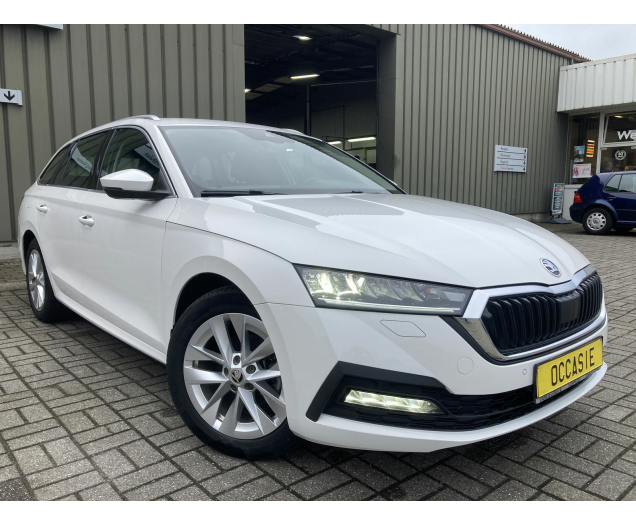 Skoda OCTAVIA COMBI COMBI 110tsi MHEV -AUTOMAAT -GPS -Half LEDER -Camera -Trekhaak Garage Vandeginste