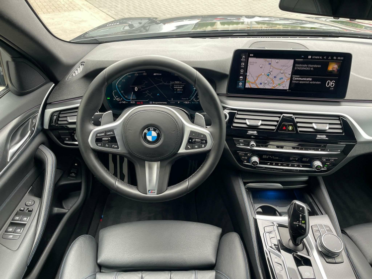 BMW 530 530e | M PACK,LEDEREN ZETELS,CARPLAY, CAMERA Garage Nico Vanderheeren BV