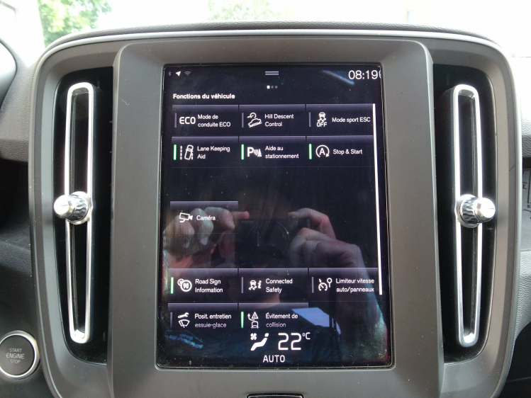 Volvo XC40 1.5T2 Momentum Geartronic CARPLAY,CAMERA,CRUISE Garage Nico Vanderheeren BV