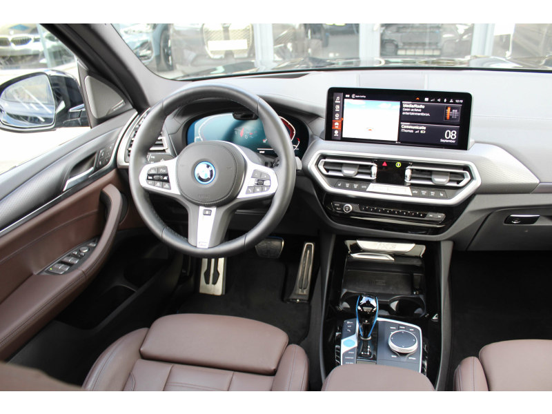 BMW iX3 Impressive M / Model '22 / PANO / TREKHAAK / LEER Garage Van Den Dooren