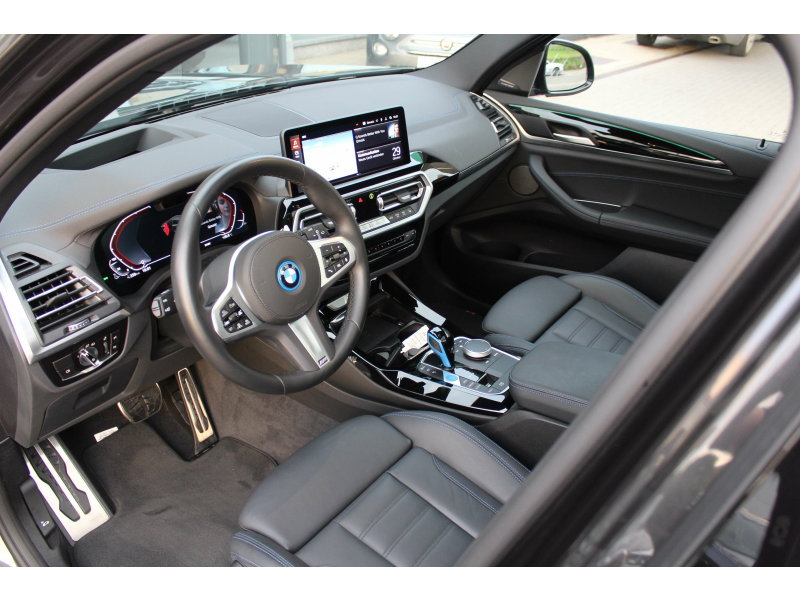 BMW iX3 M Sport Impressive / PANO / TREKHAAK /HUD / HARMAN Garage Van Den Dooren