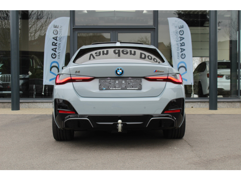 BMW i4 M50 M Sport / PANO / TREKHAAK / LEER / HUD / FULL! Garage Van Den Dooren