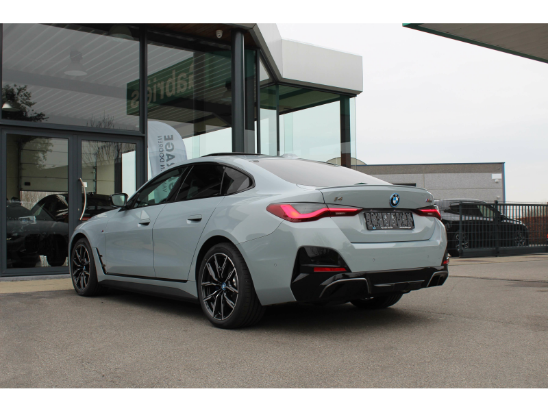 BMW i4 M50 M Sport / PANO / TREKHAAK / LEER / HUD / FULL! Garage Van Den Dooren