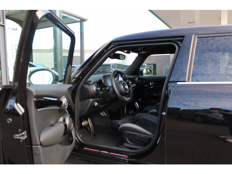 MINI Cooper 5-deurs /AUT/ JCW Trim / Camera / Keyless Entry / Garage Van Den Dooren