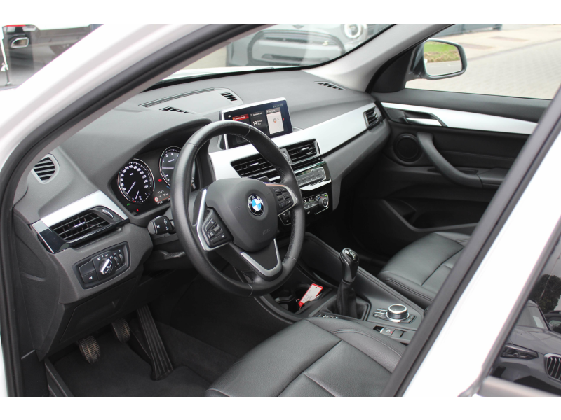BMW X1 sDrive 18i manueel / PANODAK / SENSOREN / LEER INT Garage Van Den Dooren