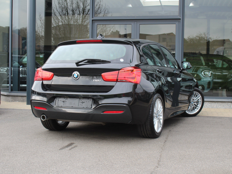 BMW 118 i M Sport MANUEEL / APPLE CARPLAY / PDC / LEER Garage Van Den Dooren