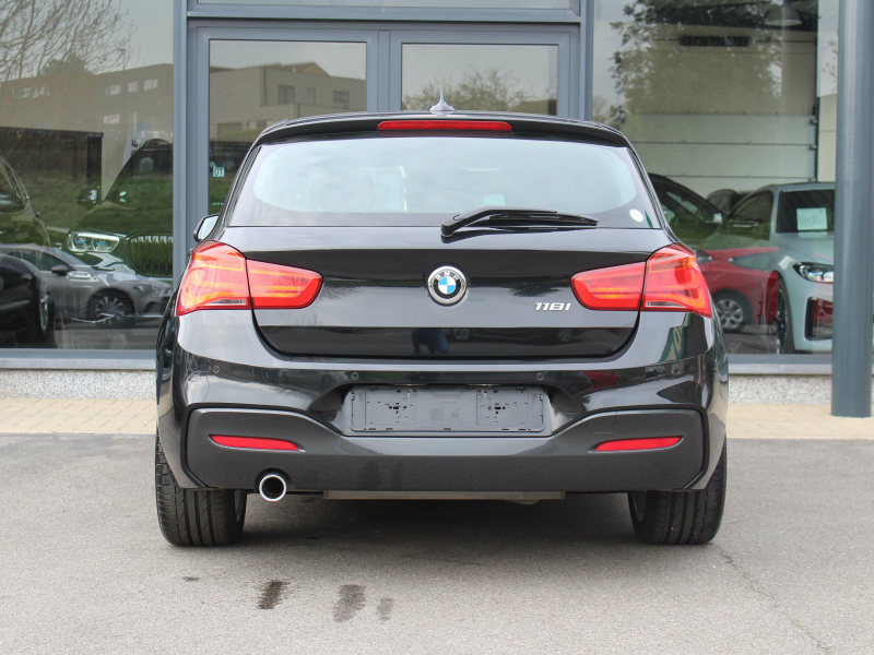 BMW 118 i M Sport MANUEEL / APPLE CARPLAY / PDC / LEER Garage Van Den Dooren