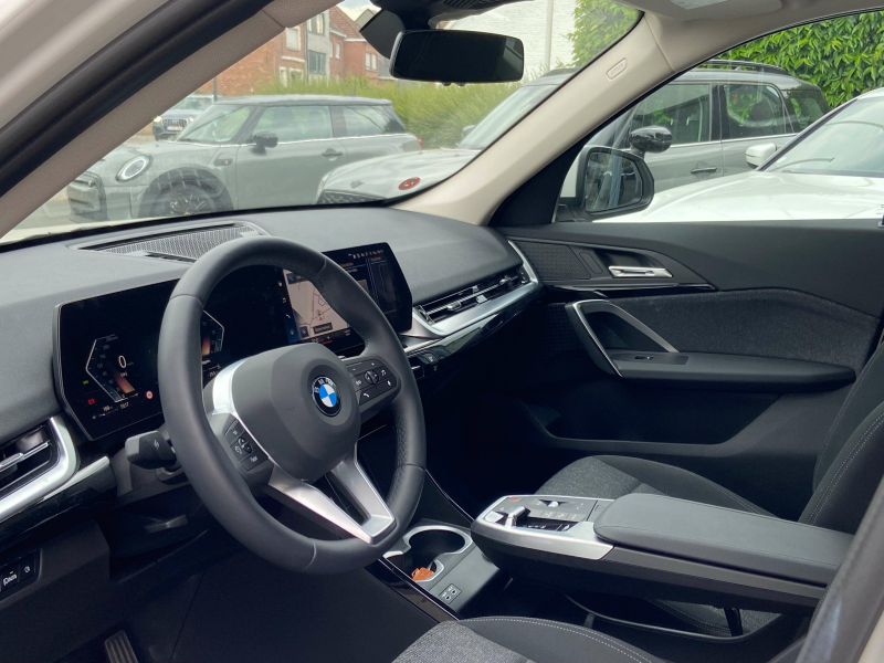 BMW X1 sDrive18iA Advantage / CAM / WIDESCREEN / ACC + Garage Van Den Dooren
