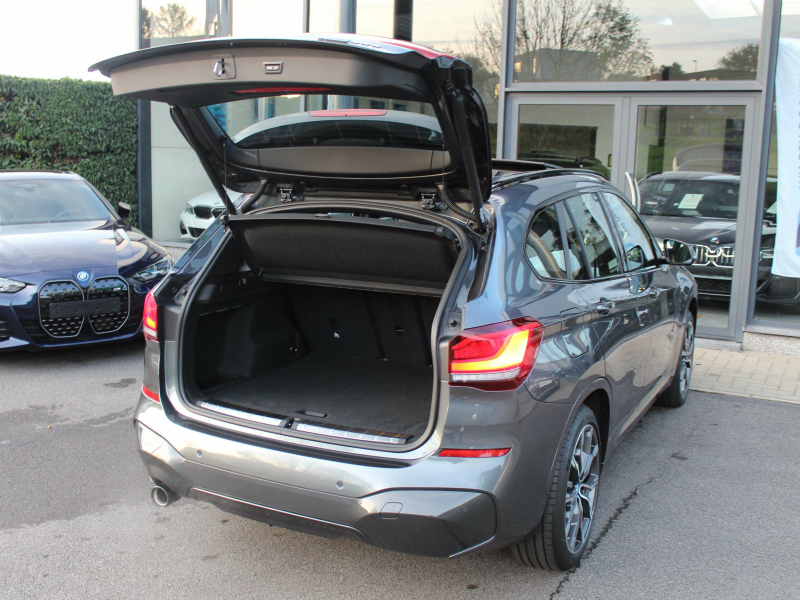 BMW X1 xDrive25e M Sport / LEER / PANO / HUD / TRKHK /COM Garage Van Den Dooren