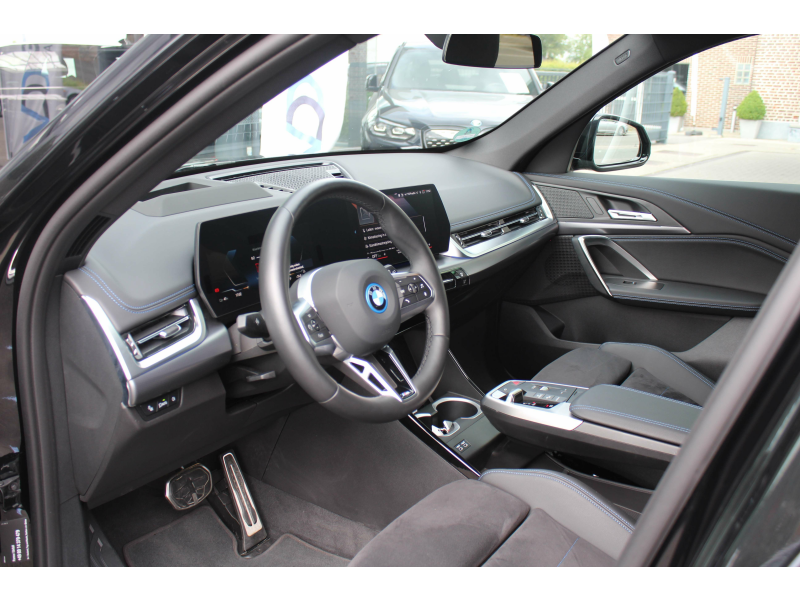 BMW iX1 xDrive30 M Sport / HUD / 360CAM / DRIV. PROF.  ++ Garage Van Den Dooren
