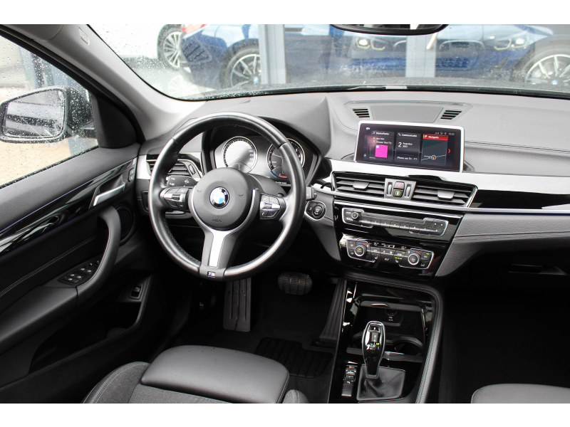 BMW X1 sDrive18iA Sport Line / PANODAK / CAM / CARPLAY Garage Van Den Dooren