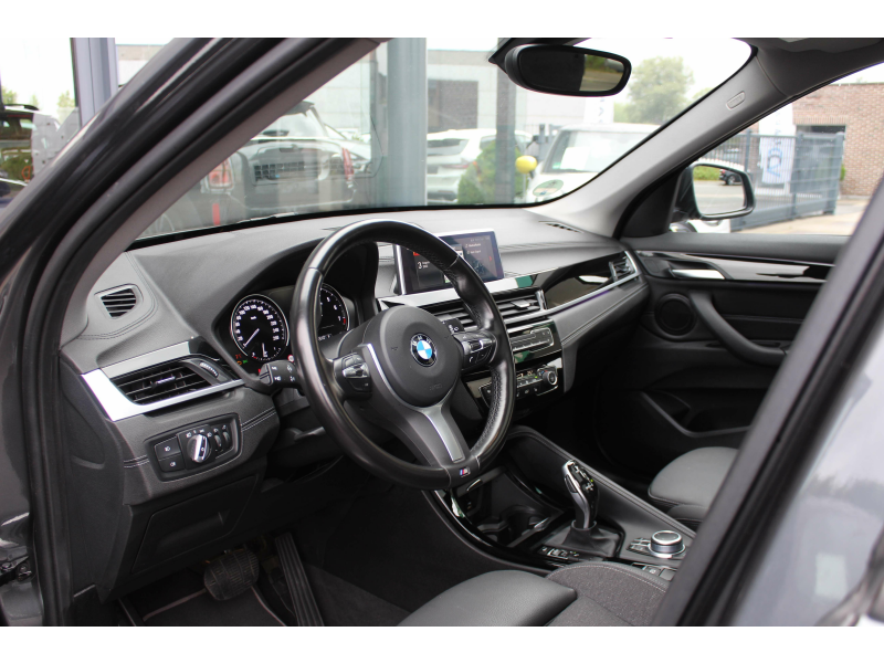 BMW X1 sDrive18iA Sport Line / PANODAK / CAM / CARPLAY Garage Van Den Dooren