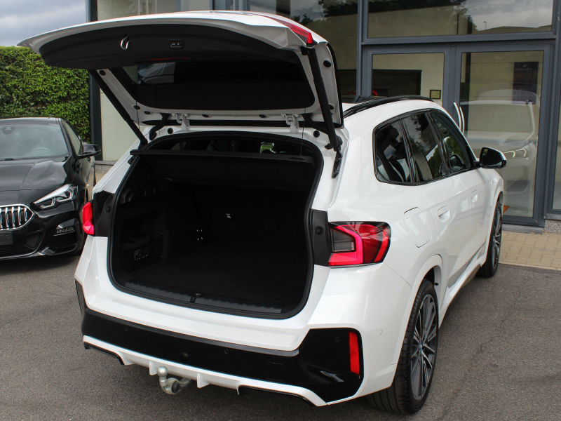 BMW iX1 xDrive30 M Sport / PANO / 360 / TRKHK / LEER / HUD Garage Van Den Dooren