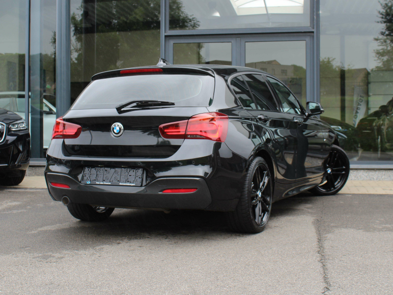 BMW 118 iA M Sport / FULL BLACK / SENSOREN / NAVI / LEER Garage Van Den Dooren