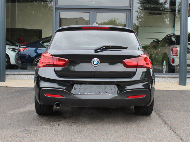 BMW 118 iA M Sport / FULL BLACK / SENSOREN / NAVI / LEER Garage Van Den Dooren