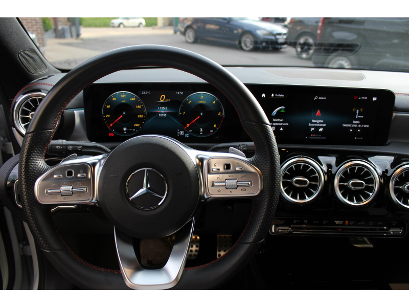 Mercedes-Benz CLA 200 d / AMG Pakket / SPORT / CAMERA / NAVI / BLUETOOTH Garage Van Den Dooren